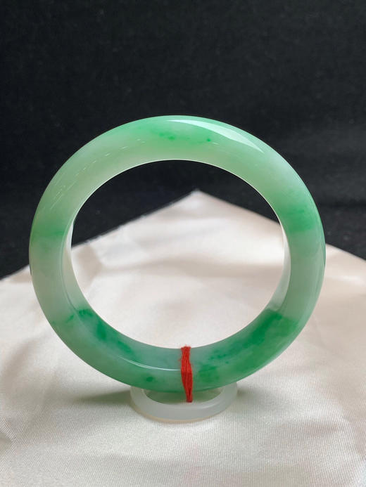 612744，55.7圈口，飘绿正圈平安镯，淡底色飘阳绿，色多，底子细腻 商品图3