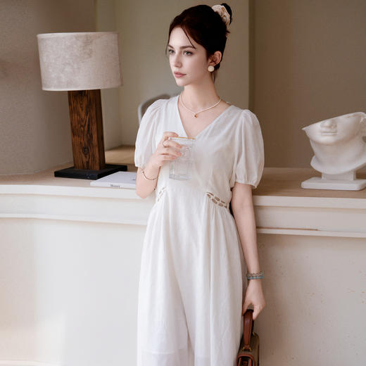 谜底白色连衣裙短袖2025夏新款优雅腰部镂空设计感长裙256ML6291 商品图1