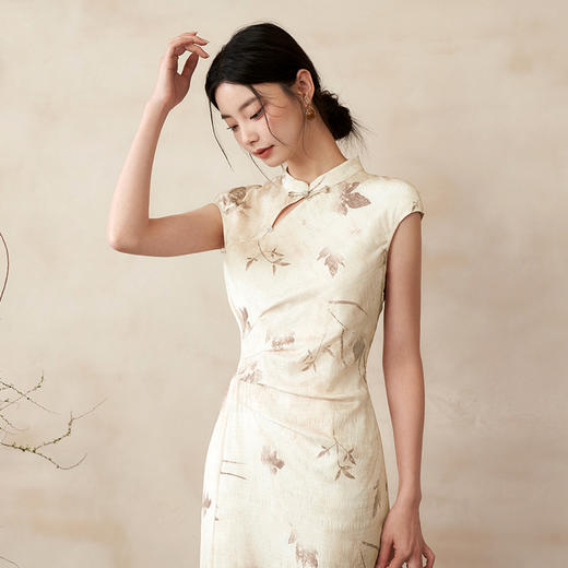 新中式国风立领旗袍无袖连衣裙女春季古典提花缎面连衣裙V0041535 商品图2