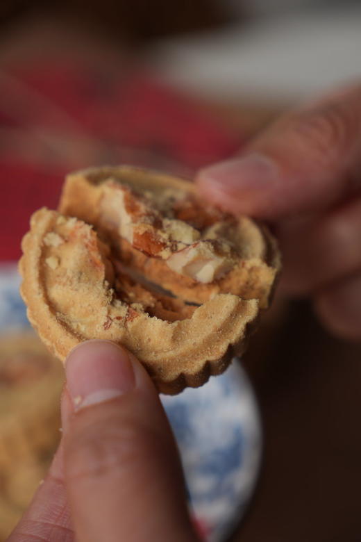 澳门风味---杏仁饼    澳门第一代杏仁饼大师🥇30年古法手艺人，完美还原杏仁饼最开始的味道👍 吃了第一块就有无数块，好吃到根本停不下来！ 商品图6