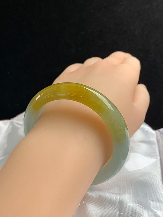 612741，54.7圈口，冰飘黄翡正圈平安镯，半截黄翡半截晴底，半山半水色，种老水足 商品图4