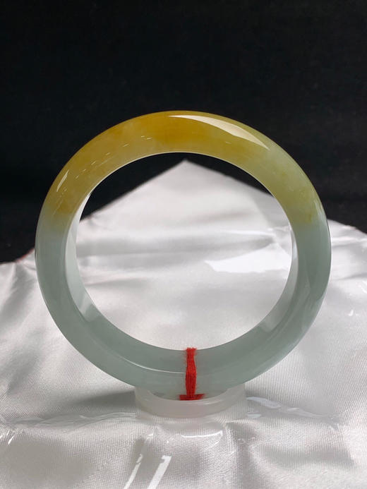 612741，54.7圈口，冰飘黄翡正圈平安镯，半截黄翡半截晴底，半山半水色，种老水足 商品图0