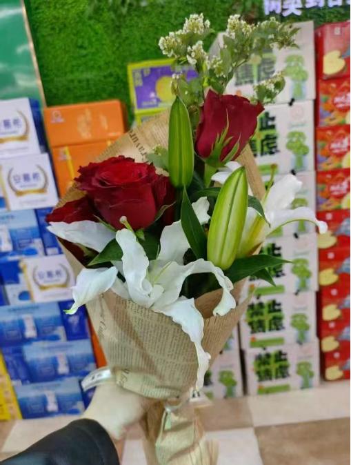 3支红玫瑰+百合一支 商品图0