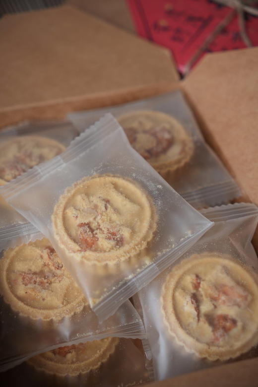 澳门风味---杏仁饼    澳门第一代杏仁饼大师🥇30年古法手艺人，完美还原杏仁饼最开始的味道👍 吃了第一块就有无数块，好吃到根本停不下来！ 商品图8