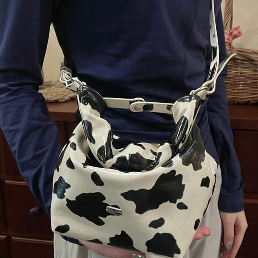CryingCenter  奶牛纹迷你翻折手提包斜挎包 哭喊中心 商品图3