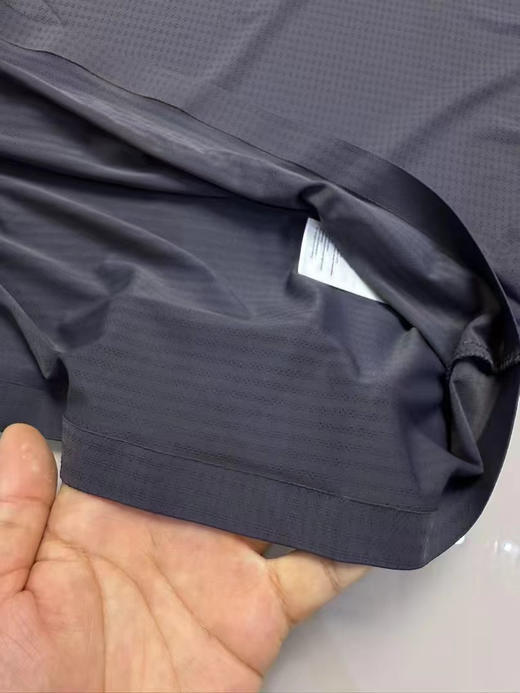 正品凯乐石国家未来登山计划，专业级短袖
领口，袖口，下摆，全压胶！！
双面针织面料，极速干爽，超级舒服，
外层点状透气孔，内层亲肤柔软贴身
尺码 m-xxl 商品图5