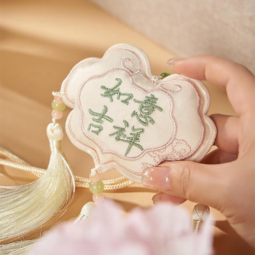 大英博物馆 东方梦境系列 吉祥如意国风随身香囊 汽车挂饰 商品图3