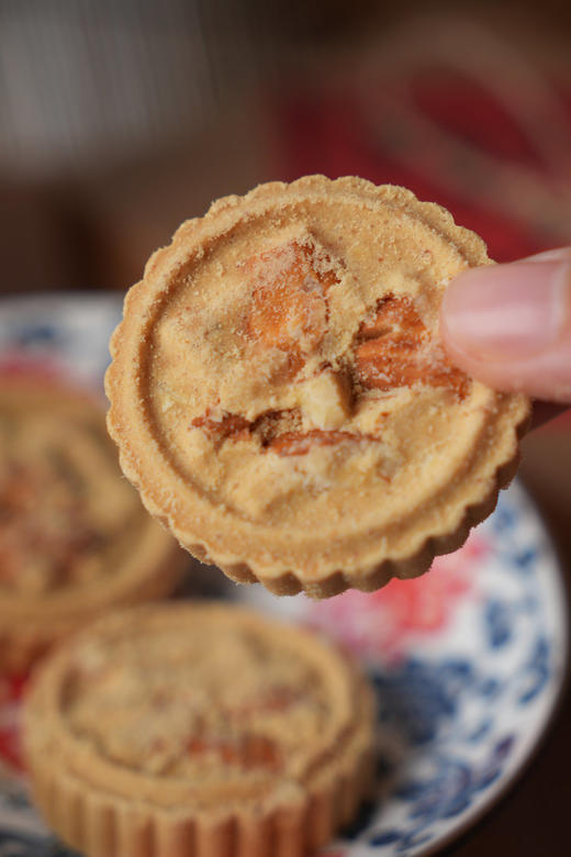 澳门风味---杏仁饼    澳门第一代杏仁饼大师🥇30年古法手艺人，完美还原杏仁饼最开始的味道👍 吃了第一块就有无数块，好吃到根本停不下来！ 商品图1