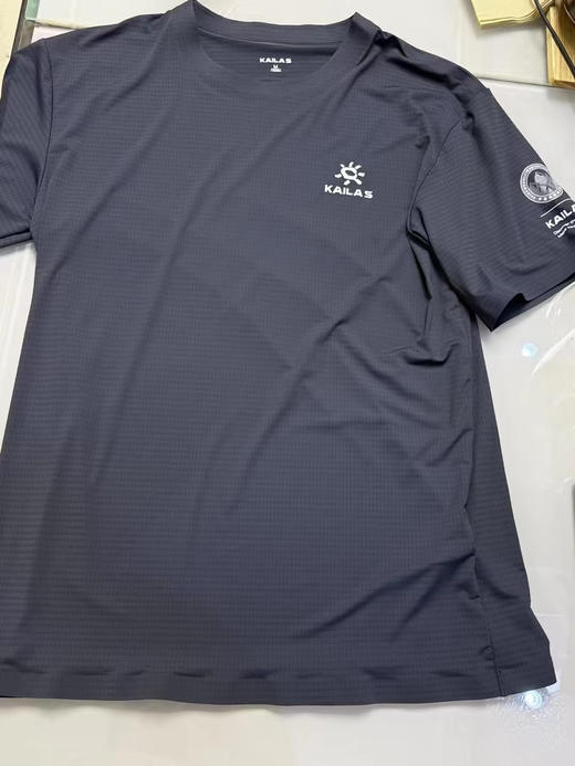 正品凯乐石国家未来登山计划，专业级短袖
领口，袖口，下摆，全压胶！！
双面针织面料，极速干爽，超级舒服，
外层点状透气孔，内层亲肤柔软贴身
尺码 m-xxl 商品图6