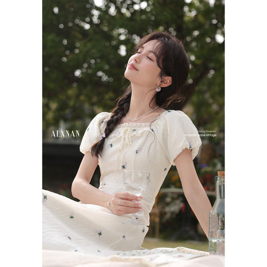 鹿向南「织梦花语」气质米杏色方口领连衣裙女2025夏显瘦A字长裙 商品图2