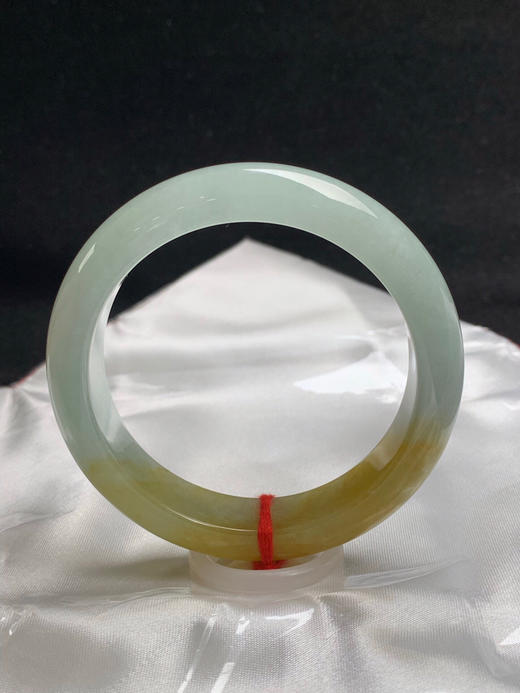 612741，54.7圈口，冰飘黄翡正圈平安镯，半截黄翡半截晴底，半山半水色，种老水足 商品图3