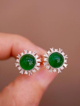 3.3ct.蛋面祖母绿耳钉