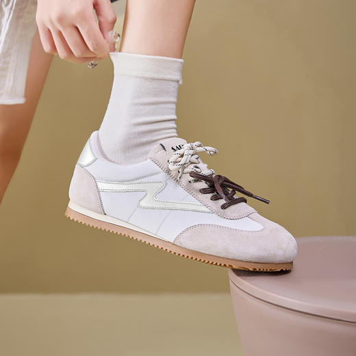 预售7天|Safiya/索菲娅2025复古拼色休闲时尚轻便圆头平底阿甘鞋SFD1112024 商品图1