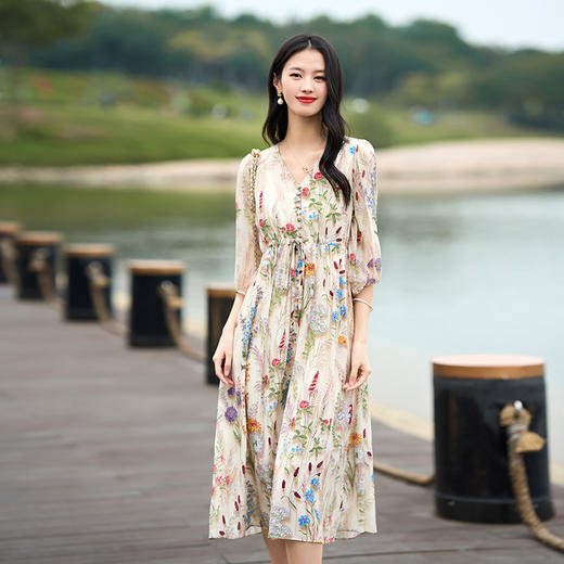 丁摩 夏季新品女V领法式抽绳收腰立体印花真丝连衣裙子5ZF-90472 商品图1