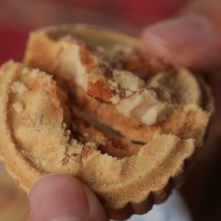 澳门风味---杏仁饼    澳门第一代杏仁饼大师🥇30年古法手艺人，完美还原杏仁饼最开始的味道👍 吃了第一块就有无数块，好吃到根本停不下来！