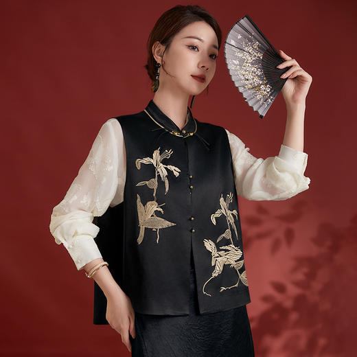 丁摩 春秋新中式国风盘扣刺绣马甲女高级感百搭醋酸马夹外套5ZF-8286 商品图2