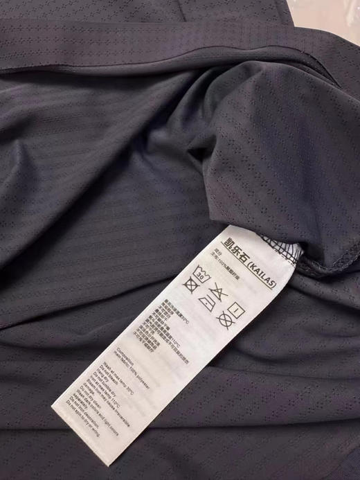 正品凯乐石国家未来登山计划，专业级短袖
领口，袖口，下摆，全压胶！！
双面针织面料，极速干爽，超级舒服，
外层点状透气孔，内层亲肤柔软贴身
尺码 m-xxl 商品图4