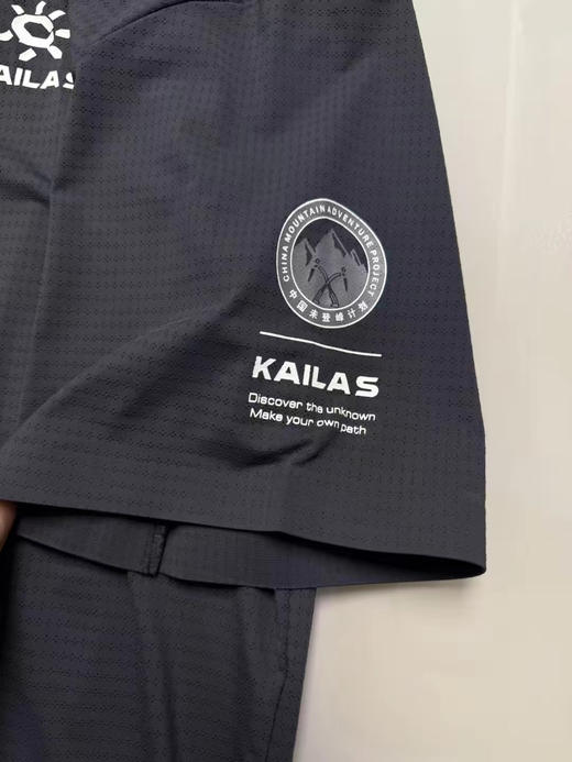 正品凯乐石国家未来登山计划，专业级短袖
领口，袖口，下摆，全压胶！！
双面针织面料，极速干爽，超级舒服，
外层点状透气孔，内层亲肤柔软贴身
尺码 m-xxl 商品图3