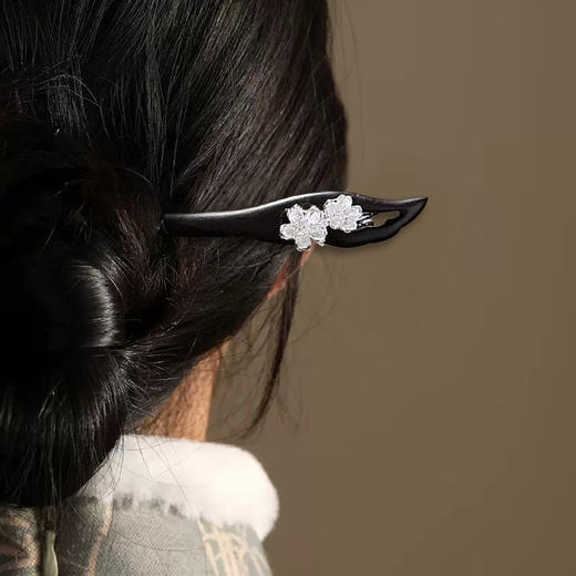 🎀【XINSHE心奢饰春夏新中式檀木发簪】来啦！✅优质原材料，🥰质感好，不扯发 不知道姐妹们是不是和我一样，🔥经常会在小红书上刷一刷美女们的穿搭 最近被她们各种头饰狠狠种草了 商品图5