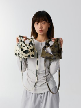 CryingCenter  奶牛纹迷你翻折手提包斜挎包 哭喊中心