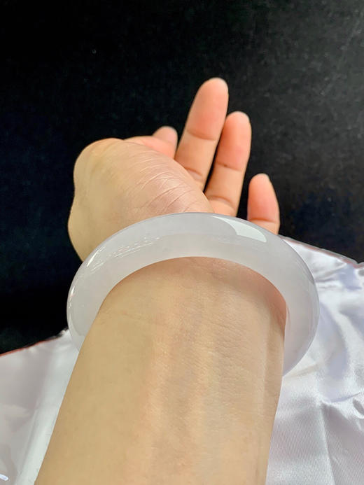 612742，56.3圈口，白冰正圈平安镯，纯净白月光，条形厚装，种老水足，干净 商品图5