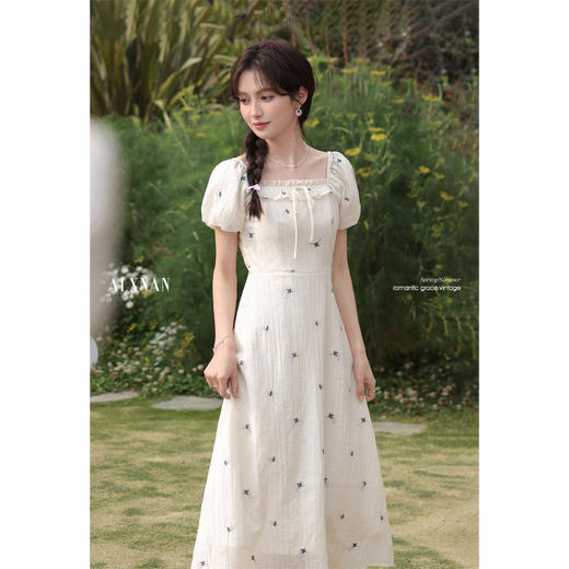 鹿向南「织梦花语」气质米杏色方口领连衣裙女2025夏显瘦A字长裙 商品图1