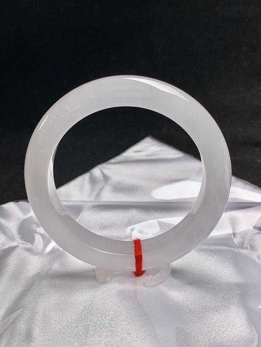 612742，56.3圈口，白冰正圈平安镯，纯净白月光，条形厚装，种老水足，干净 商品图3