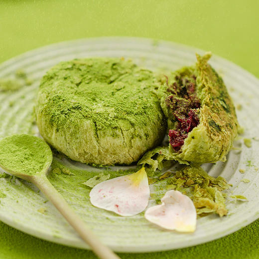 【美味零食丨食味的初相 玫瑰鲜花饼 50g*8枚*1/2盒 】精选优质食材制作，色泽鲜亮香味醇厚，层层起酥，饼皮蓬松内馅清新甜糯，咬一口满口花香，两种口味可选 商品图5