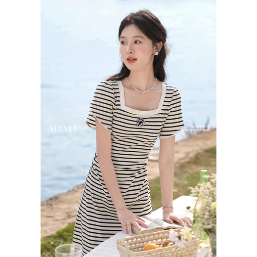 鹿向南「木槿花开」气质黑白条纹方口领连衣裙女夏季A字短袖长裙 商品图0