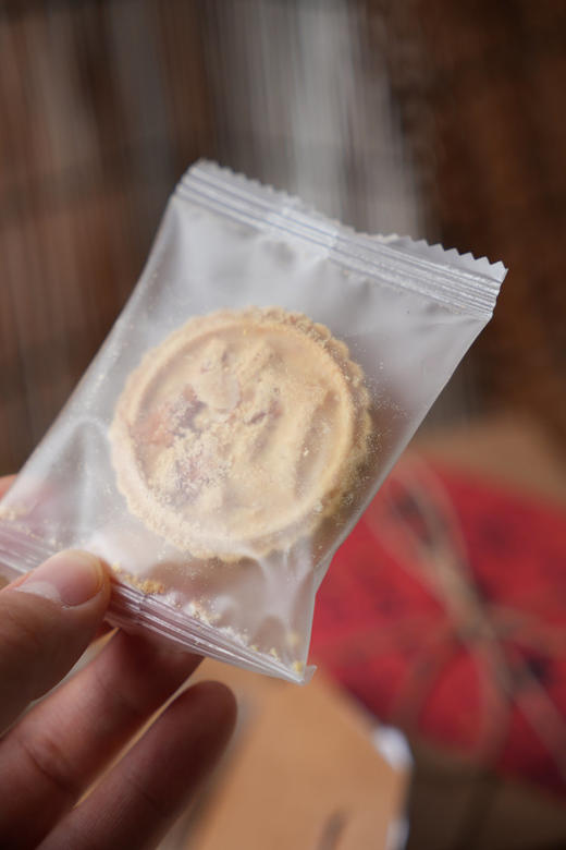 澳门风味---杏仁饼    澳门第一代杏仁饼大师🥇30年古法手艺人，完美还原杏仁饼最开始的味道👍 吃了第一块就有无数块，好吃到根本停不下来！ 商品图7