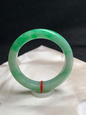 612744，55.7圈口，飘绿正圈平安镯，淡底色飘阳绿，色多，底子细腻