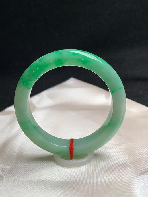 612744，55.7圈口，飘绿正圈平安镯，淡底色飘阳绿，色多，底子细腻 商品图0