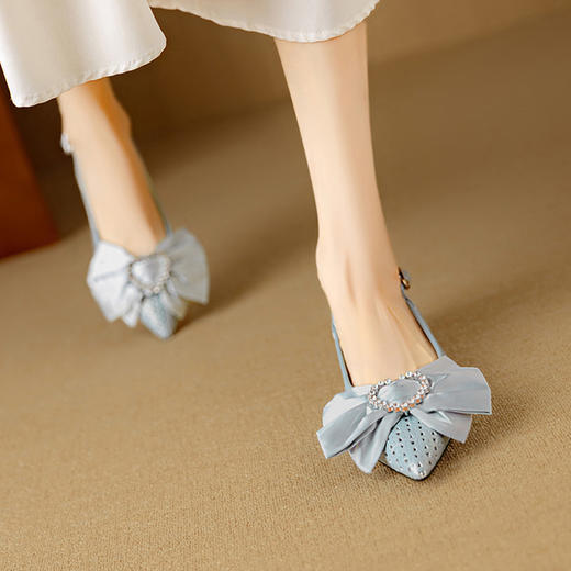 【预售5天】夏季蓝色后绊带尖头平底低跟后空单鞋仙女风水钻蝴蝶结包头凉鞋女DB&M6319 商品图3