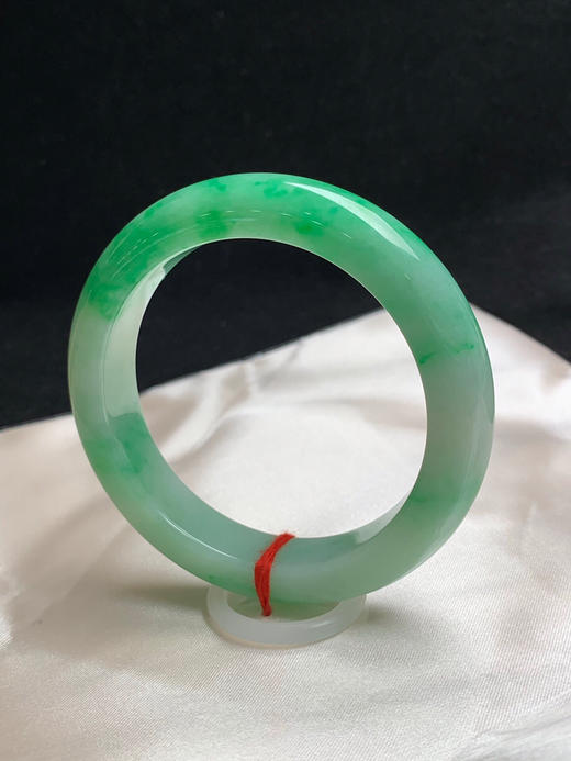 612744，55.7圈口，飘绿正圈平安镯，淡底色飘阳绿，色多，底子细腻 商品图2