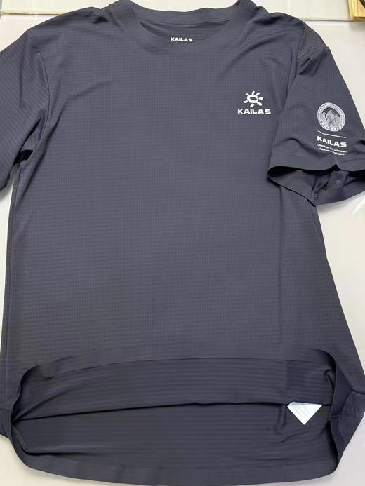 正品凯乐石国家未来登山计划，专业级短袖
领口，袖口，下摆，全压胶！！
双面针织面料，极速干爽，超级舒服，
外层点状透气孔，内层亲肤柔软贴身
尺码 m-xxl 商品图2