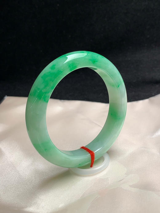 612744，55.7圈口，飘绿正圈平安镯，淡底色飘阳绿，色多，底子细腻 商品图1