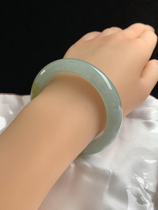 612741，54.7圈口，冰飘黄翡正圈平安镯，半截黄翡半截晴底，半山半水色，种老水足 商品图5