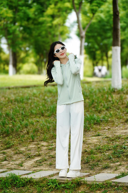 M2臣禾【正肩云朵原纱防晒衣】 可拆卸帽檐休闲薄外套	JZ252010375 商品图2