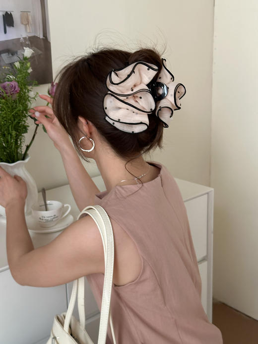 🎀【XINSHE心奢饰春夏法式“波点”发箍、发圈、抓夹】来啦！！💥足足好几款，发夹、发圈、发箍全都有！ 👏修饰发型头型，还拿捏了各种风格，不会太素也不会太花哨☺️可以很女人，可以甜，可以冷！ 商品图2