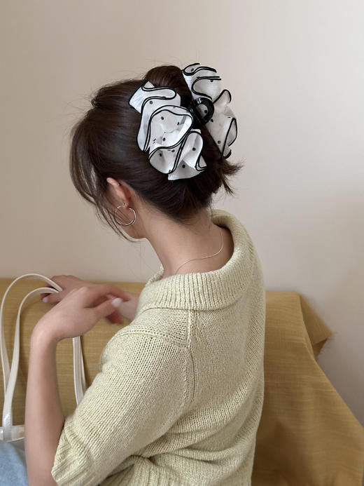 🎀【XINSHE心奢饰春夏法式“波点”发箍、发圈、抓夹】来啦！！💥足足好几款，发夹、发圈、发箍全都有！ 👏修饰发型头型，还拿捏了各种风格，不会太素也不会太花哨☺️可以很女人，可以甜，可以冷！ 商品图1