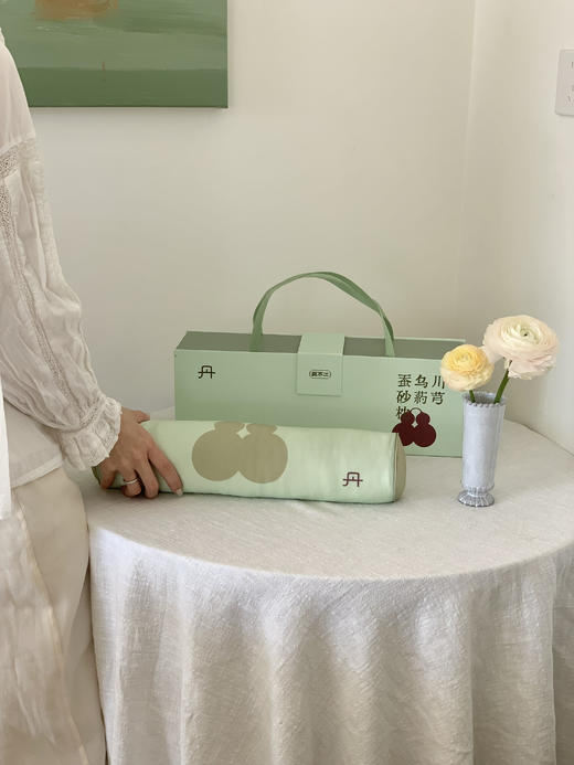 蚕砂枕高货来了‼️爱马仕·100%桑蚕丝·会呼吸的奢护中药枕！真丝界的「软黄金」，每一寸都是皇室级亲肤礼遇 🎁+0.01换购石榴花眼罩3盒 ✅全程有机蚕丝工艺：0 农残、0 添加、0 污染 商品图3