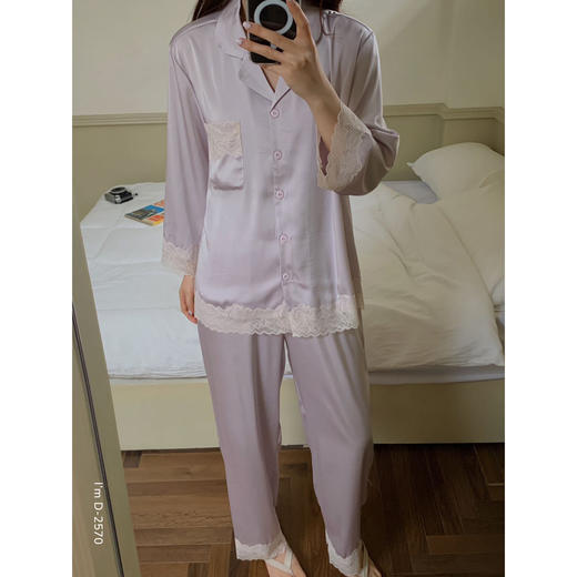 【柔滑垂顺舒适美貌 】2025新款微醺蕾丝仿真丝触感素颜衣长袖翻领家居服休闲两件套 商品图8