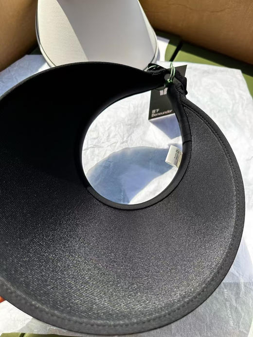 正品蕉下防晒空顶卷帽，全正品礼盒装。
颜色：漫暮黑、霜奶白，生巧棕
紫外线隔阻率≥99.99%
UPF50➕
夏日推荐搭配
官网179 商品图11