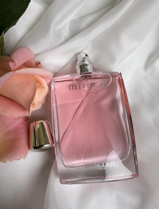 【兰蔻奇迹女神淡香水】超级浪漫气息 一闻就沦陷·花果香调 但 真的太好闻了 买给自己当做礼物也是极好的，就是小仙女的味道 包装和瓶身的颜色都是我喜欢的，甜甜柔柔软软的味道 商品图5