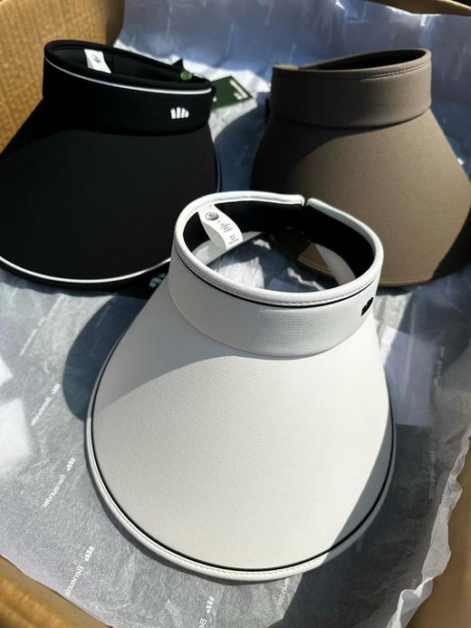 正品蕉下防晒空顶卷帽，全正品礼盒装。
颜色：漫暮黑、霜奶白，生巧棕
紫外线隔阻率≥99.99%
UPF50➕
夏日推荐搭配
官网179 商品图3