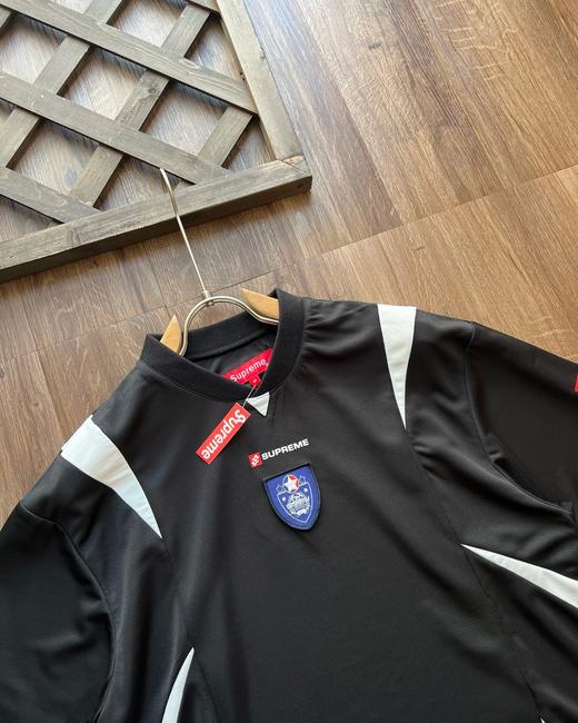 Supreme FW24 WEEK10 Crest Soccer Jersey 胸前徽章图案网状短袖足球衣 ！！ 商品图4
