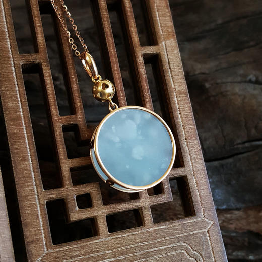 【天然正品】AU750玫瑰金镶天然细腻冰种圆形无事牌翡翠吊坠项链140425NJM02 现售价：3080 商品图8