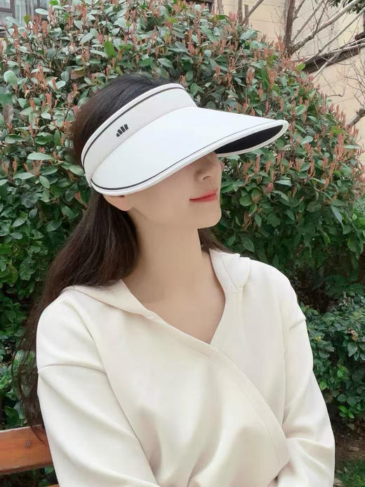 正品蕉下防晒空顶卷帽，全正品礼盒装。
颜色：漫暮黑、霜奶白，生巧棕
紫外线隔阻率≥99.99%
UPF50➕
夏日推荐搭配
官网179 商品图7