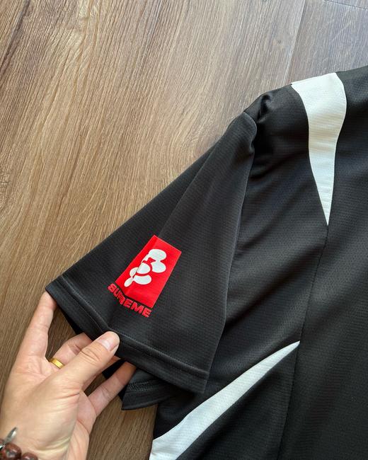 Supreme FW24 WEEK10 Crest Soccer Jersey 胸前徽章图案网状短袖足球衣 ！！ 商品图8
