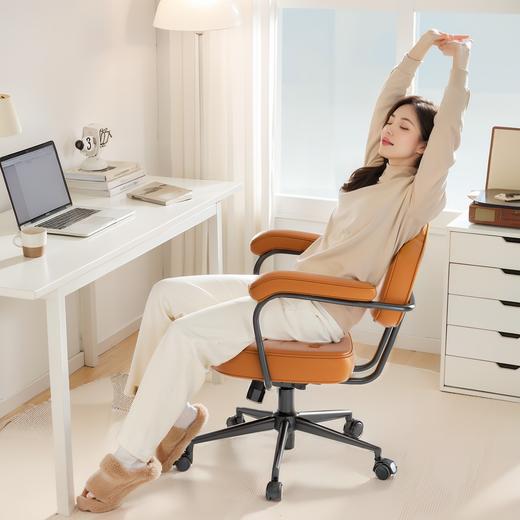 【倾斜释压椅背 贴合背部舒适承托】座易复古休闲家居椅L1 亲肤耐磨猫抓皮 防水防油易打理 商品图1